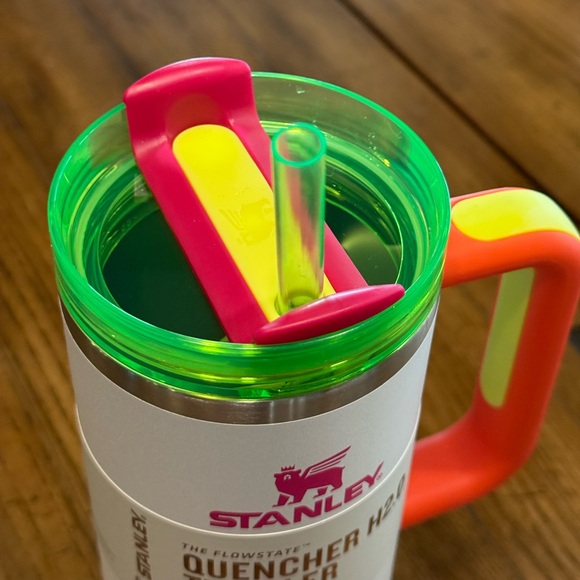 Stanley Quencher H2.0 Tumbler in White with Red Handle - Picture 3 of 6